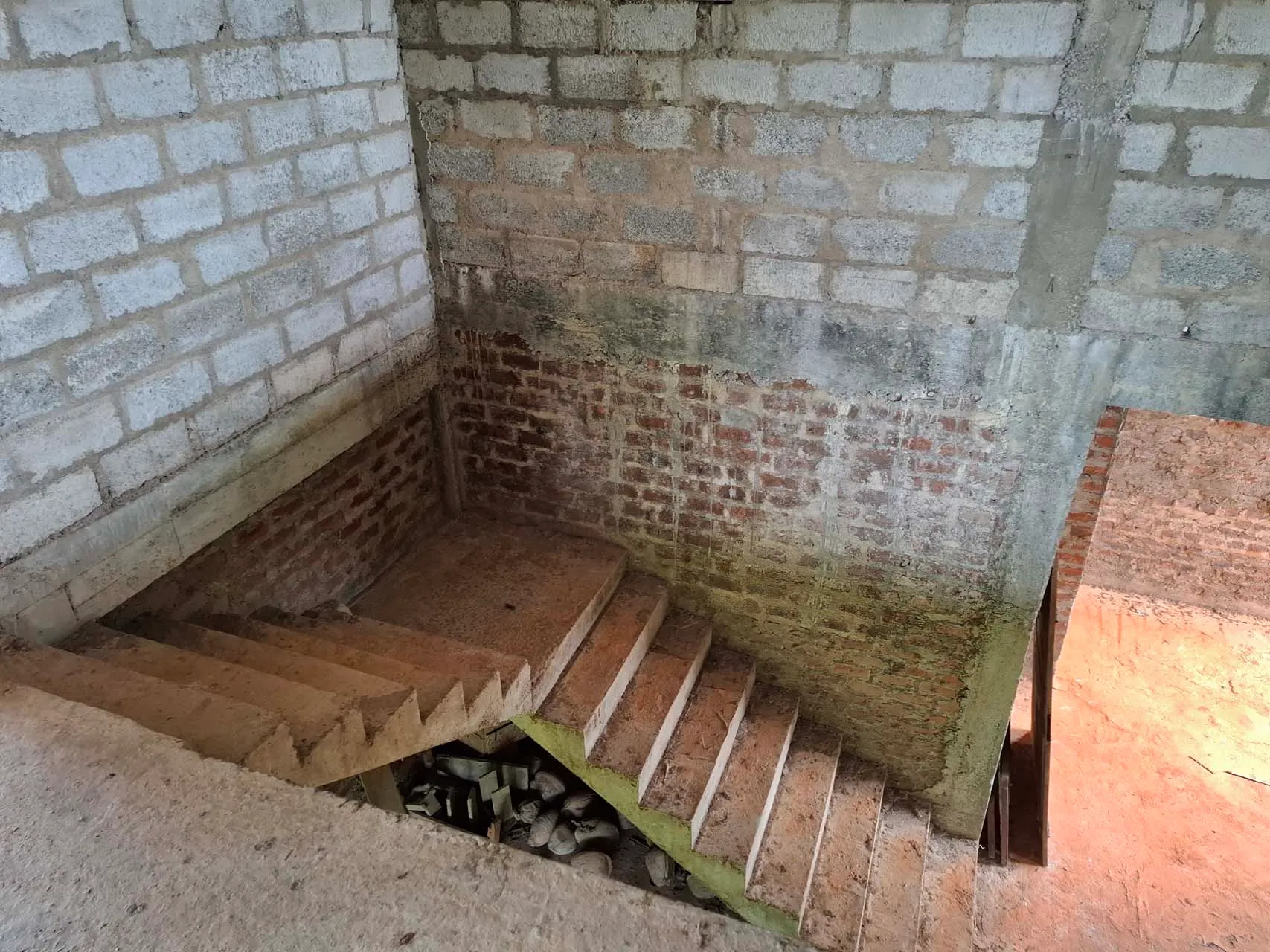 Concrete stairs leading from the second floor to the top floor